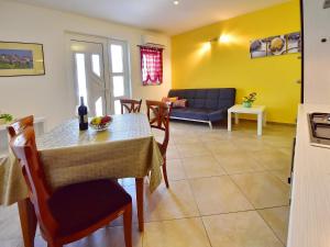 Apartment Laurus-3 by Interhome