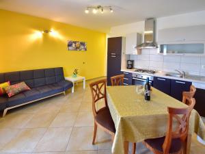 Apartment Laurus-3 by Interhome 