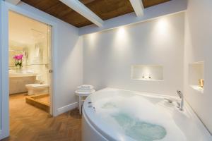 Deluxe Suite with Spa Bath