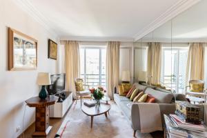 Bright and charming two-bedroom close to Eiffel Tower Paris