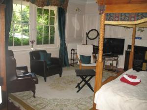 King Room with Four Poster Bed room in Rothmans B&B