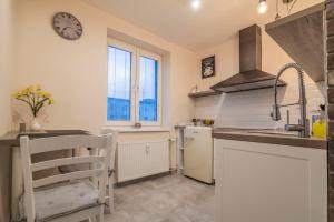 Amos Apartment - Private Parking Included