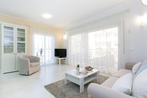Litoral Mar Dream 17, beach front, free Wi-fi, private parking, pool