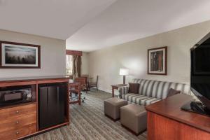 One-Bedroom King Suite - Non-Smoking room in Wyndham Visalia