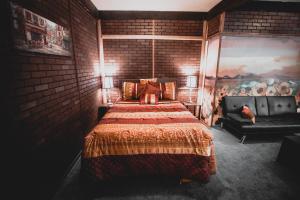 Junior Suite Inn room in Gateway Inn & Cabins