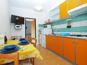 Apartments Davor 1676