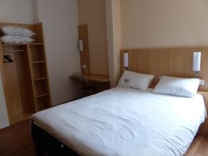 Hotels ibis Perigueux Centre : Chambre Standard avec 1 Lit Double et 1 Lit Simple