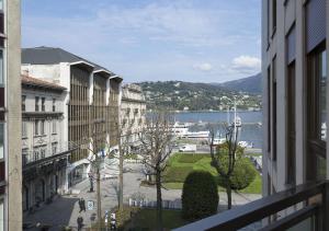 Three-Bedroom Apartment with Lake View room in Como Lake Suites