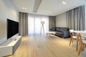 Przytulne i Nowoczesne Apartamenty Sun Seasons 24 w Dziwnowie z Parkingiem by Noclegi Renters
