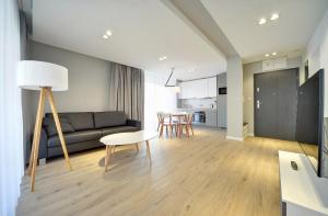 Przytulne i Nowoczesne Apartamenty Sun Seasons 24 w Dziwnowie z Parkingiem by Noclegi Renters