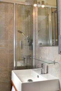 Hotels Logis Hotel Le Saint Florent : Chambre Double avec Salle de Bains Privative - Non remboursable