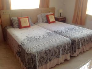 Cardamon Villa is a 2 bedroom with 1 bathroom and seperate toilet detached house with AC and swimming pool , 5 minutes walk from Flic en Flac public beach