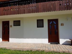 Vaznik Farm House Apartments