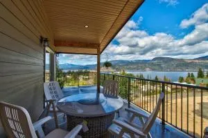 Semi-Lakefront Luxury Retreat In Blind Bay, Bc Cottage - Tappen