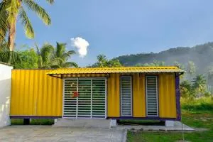 Yellow Cube at Lumut Cube Homestay Kontena - Kampong Batu Gajah