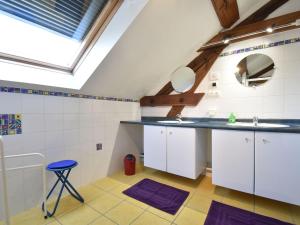 Maisons de vacances Luxurious Mansion in Verneuil with Fenced Garden : photos des chambres