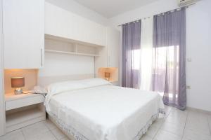 Apartments with a parking space Makarska 16430