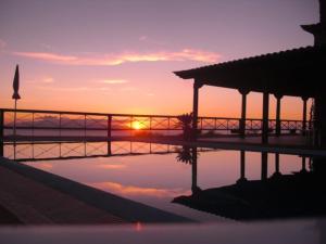 CERCADO DEL MEDIO, CHALET con PISCINA PRIVADA