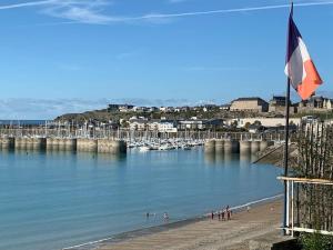 Les pieds dans l eau accès direct à la plage !