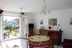 Three-Bedroom Townhouse room in Maison 6 couchages quartier résidentiel