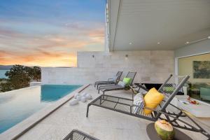 BEACHSIDE VILLA plus APARTMENT - AVA - at SUNSET COVE LUXURY VILLAS, 5 BED 5 BATH, Amazing SEA and MOUNTAIN VIEWS, only 100m walk to Swimming Beach