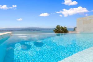 BEACHSIDE VILLA plus APARTMENT - AVA - at SUNSET COVE LUXURY VILLAS, 5 BED 5 BATH, Amazing SEA and MOUNTAIN VIEWS, only 100m walk to Swimming Beach