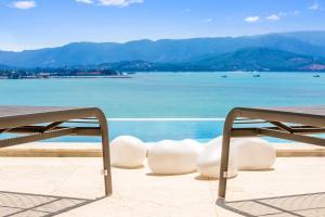 BEACHSIDE VILLA plus APARTMENT - AVA - at SUNSET COVE LUXURY VILLAS, 5 BED 5 BATH, Amazing SEA and MOUNTAIN VIEWS, only 100m walk to Swimming Beach