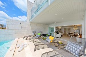 BEACHSIDE VILLA plus APARTMENT - AVA - at SUNSET COVE LUXURY VILLAS, 5 BED 5 BATH, Amazing SEA and MOUNTAIN VIEWS, only 100m walk to Swimming Beach