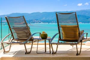 BEACHSIDE VILLA plus APARTMENT - AVA - at SUNSET COVE LUXURY VILLAS, 5 BED 5 BATH, Amazing SEA and MOUNTAIN VIEWS, only 100m walk to Swimming Beach