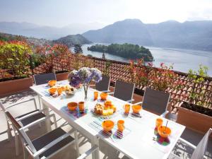 SALA COMACINA APARTMENT NO 4-SLEEPS 10 by Italian Apartments