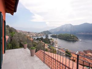 SALA COMACINA APARTMENT NO 4-SLEEPS 10 by Italian Apartments