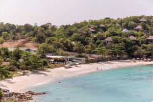 BEACHSIDE VILLA plus APARTMENT - AVA - at SUNSET COVE LUXURY VILLAS, 5 BED 5 BATH, Amazing SEA and MOUNTAIN VIEWS, only 100m walk to Swimming Beach