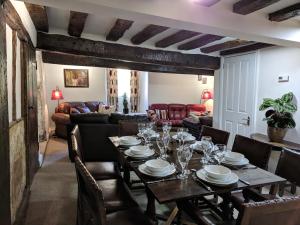Cotswolds Valleys Accommodation  Medieval Hall  Exclusive use character three bedroom holiday apartment