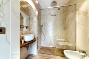 Deluxe Double Room with Balcony and Sea View room in villa orleans