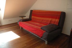 Quiet, spacious and family-friendly top-floor apartment, 100m2, 2 bedrooms, garden view