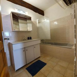 Maisons d'hotes il porto : Chambre Familiale avec Salle de Bains Privative