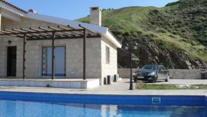 Happy Trails Pomos Panoramic Villa