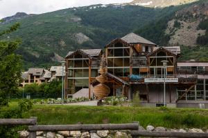 Appartements Le Refuge de Serre-Chevalier, dans un esprit chalet, commune de Le Monetier-les-Bains : photos des chambres