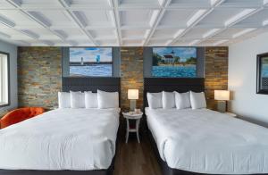Standard Two Queens room in Terrace Bay Hotel