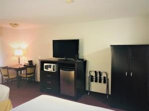 Queen Room with Two Queen Beds - Non-Smoking room in Days Inn by Wyndham Kamloops BC