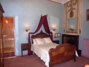 Double Room with Balcony room in Hôtel du Fiacre