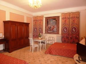 Hotels Hotel du Fiacre : photos des chambres