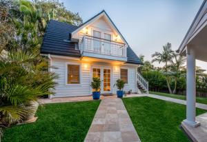 Big Blue Lakeside Cottage