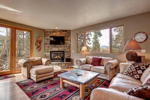 Five-Bedroom House room in Western Lodge-Style Home
