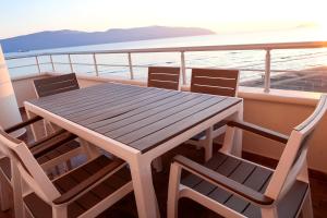 On the Beach (literally) stylish apartment with free P