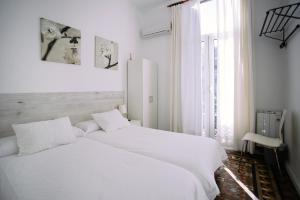 Double or Twin Room with Balcony and with Private Bathroom room in Hostal Eixample