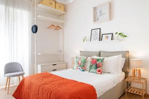 Sleek 2 bed flat 2 tube stops from the Colosseum