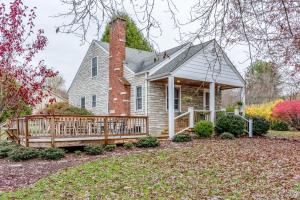Five-Bedroom House room in 205 Kerlee Heights Rd Home
