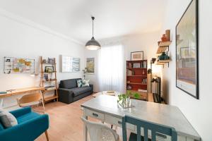 Sleek 2 bed flat 2 tube stops from the Colosseum