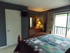 Two-Bedroom Chalet room in Hillbilly Hilton Chalet